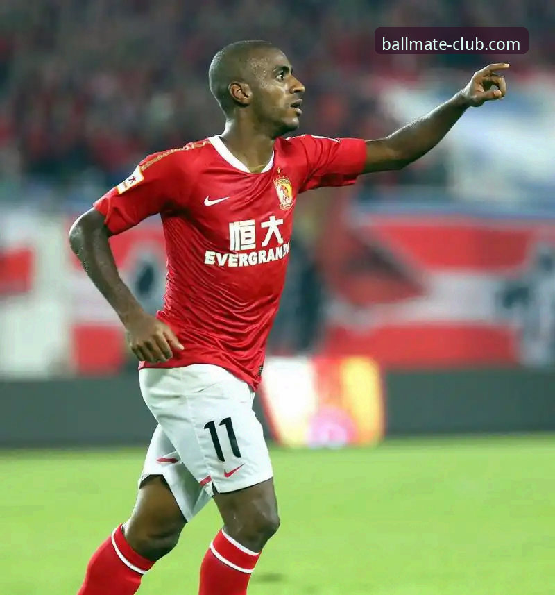 一位资深球迷的观察：当顶级赛事遭遇地缘变局，如何洞悉赛场内外